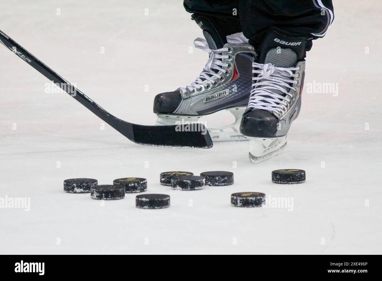Calgary, Alberta, Kanada. Juni 2023. Eine Nahaufnahme eines Hockeyspielers, der auf dem Eis gleitet, einen Stock schwingt und manövriert Stockfoto