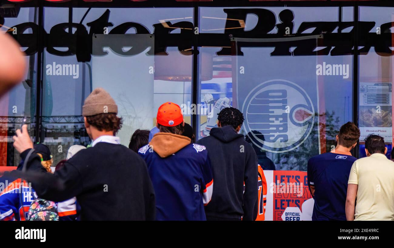 Edmonton, Kanada. Juni 2024. Fans sehen das 7. Spiel der Edmonton Oilers vs. Florida Panthers des NHL Stanley Cup Finals durch das Fenster eines voll bepackten Restaurants. Quelle: SOPA Images Limited/Alamy Live News Stockfoto