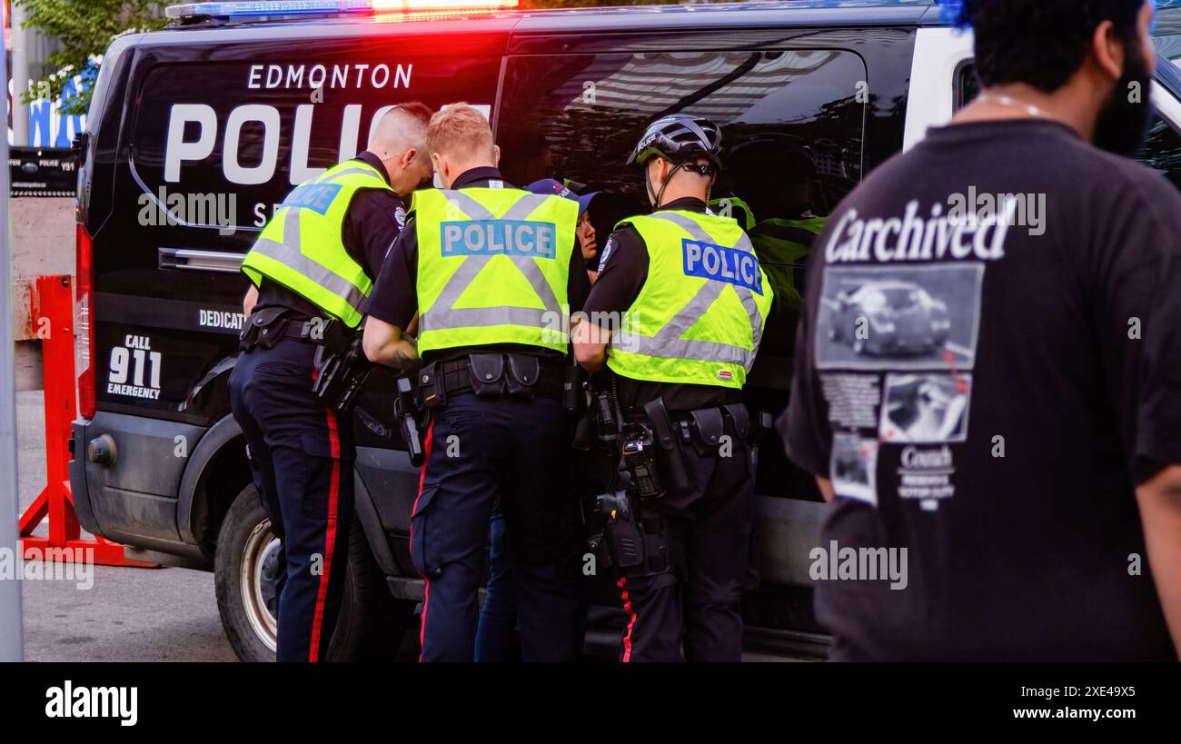 Edmonton, Kanada. Juni 2024. Die Polizei von Edmonton verhaftet 1 Person während des Spiels Edmonton Oilers vs Florida Panthers 7 der NHL Stanley Cup Finals Outdoor Watch Party. Quelle: SOPA Images Limited/Alamy Live News Stockfoto