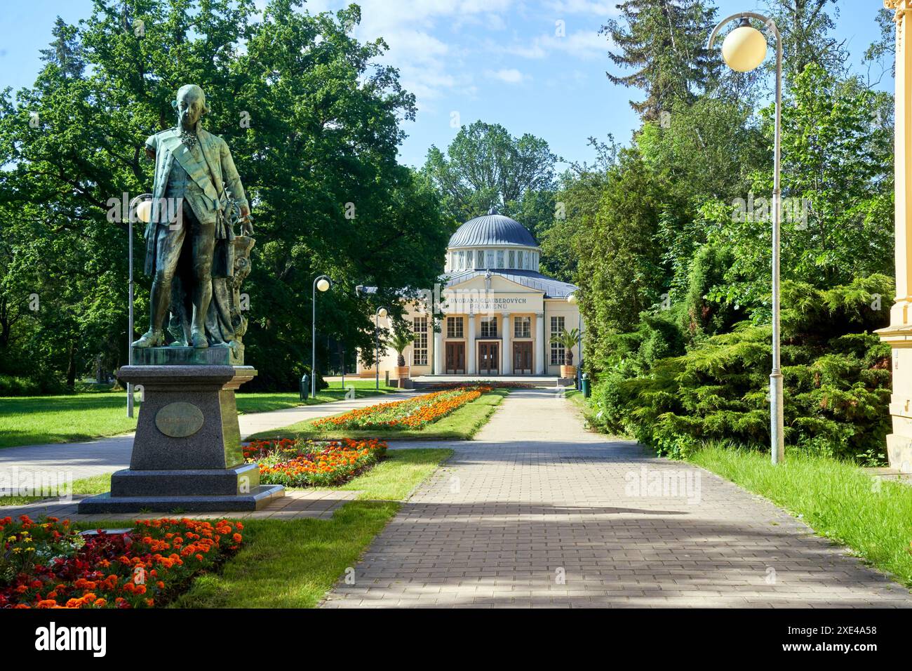 Franzensbad, Tschechien, 8. Juni 2024: Zugangspfad zur Glaubersalzquelle mit der Statue Josephs II. In Franzensbad Stockfoto