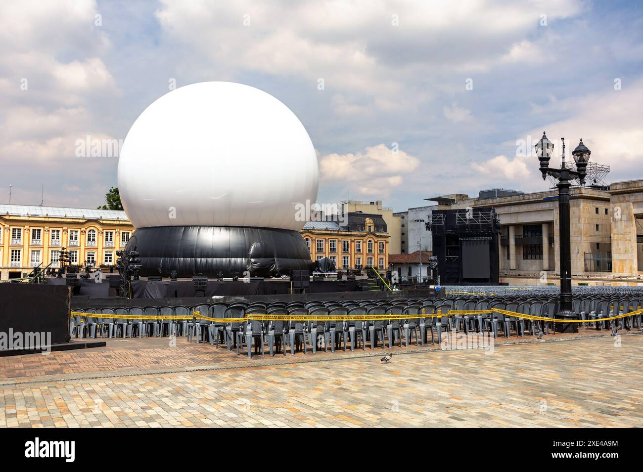 Beeindruckende Kuppel im Zentrum der Bogota, Plaza de Bolivar. Stockfoto