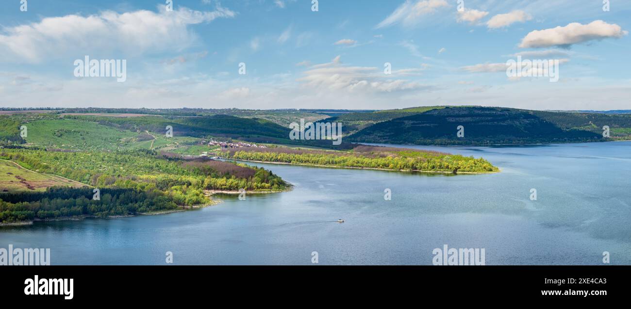 Atemberaubende Aussicht auf den Dnister River Canyon, die Bakota Bay, die Region Czernivtsi, die Ukraine. Stockfoto