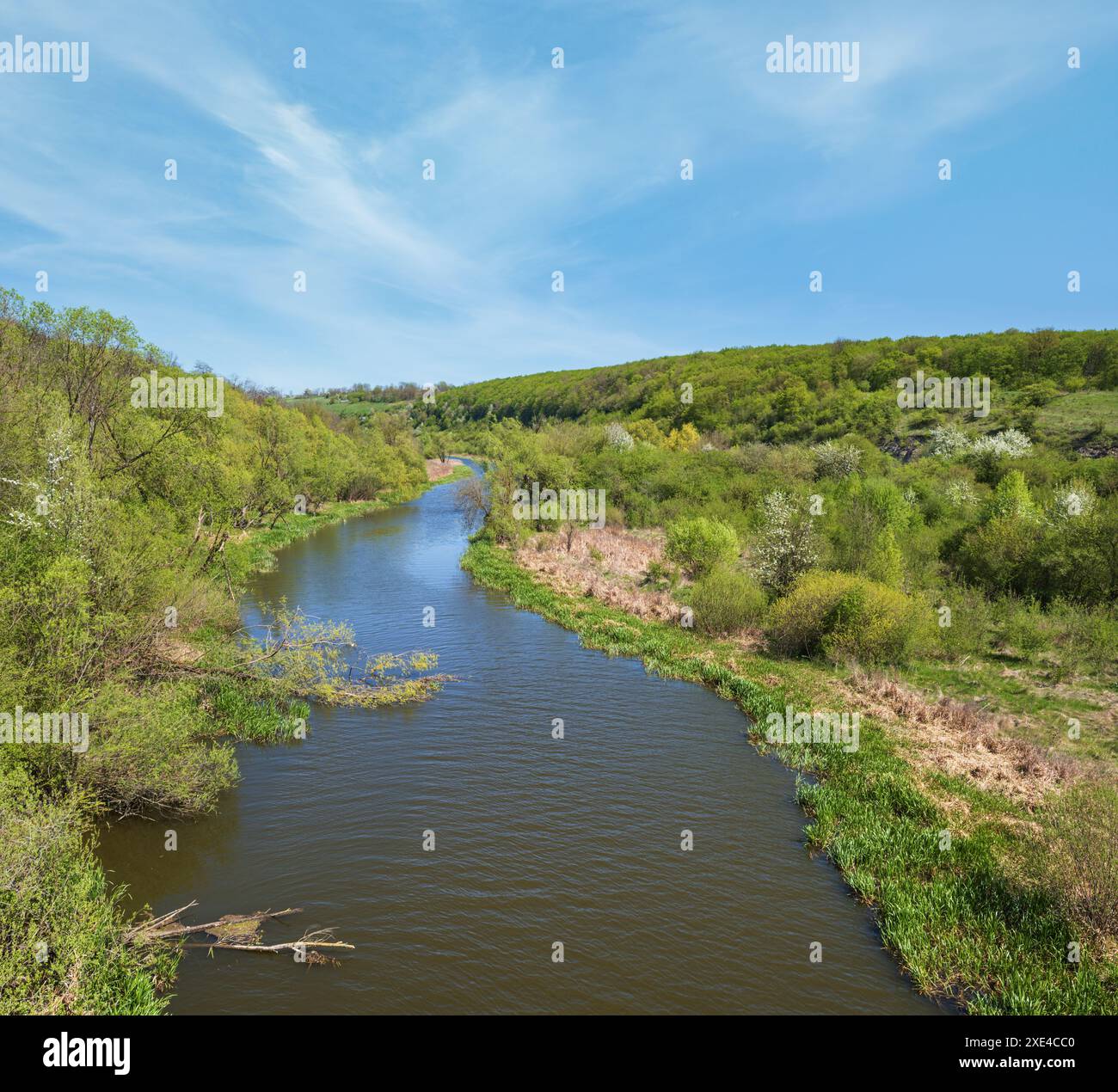 Atemberaubende Aussicht auf den Zbruch Fluss, Ternopil und Khmelnyzky Regionen Grenze, Ukraine. Stockfoto