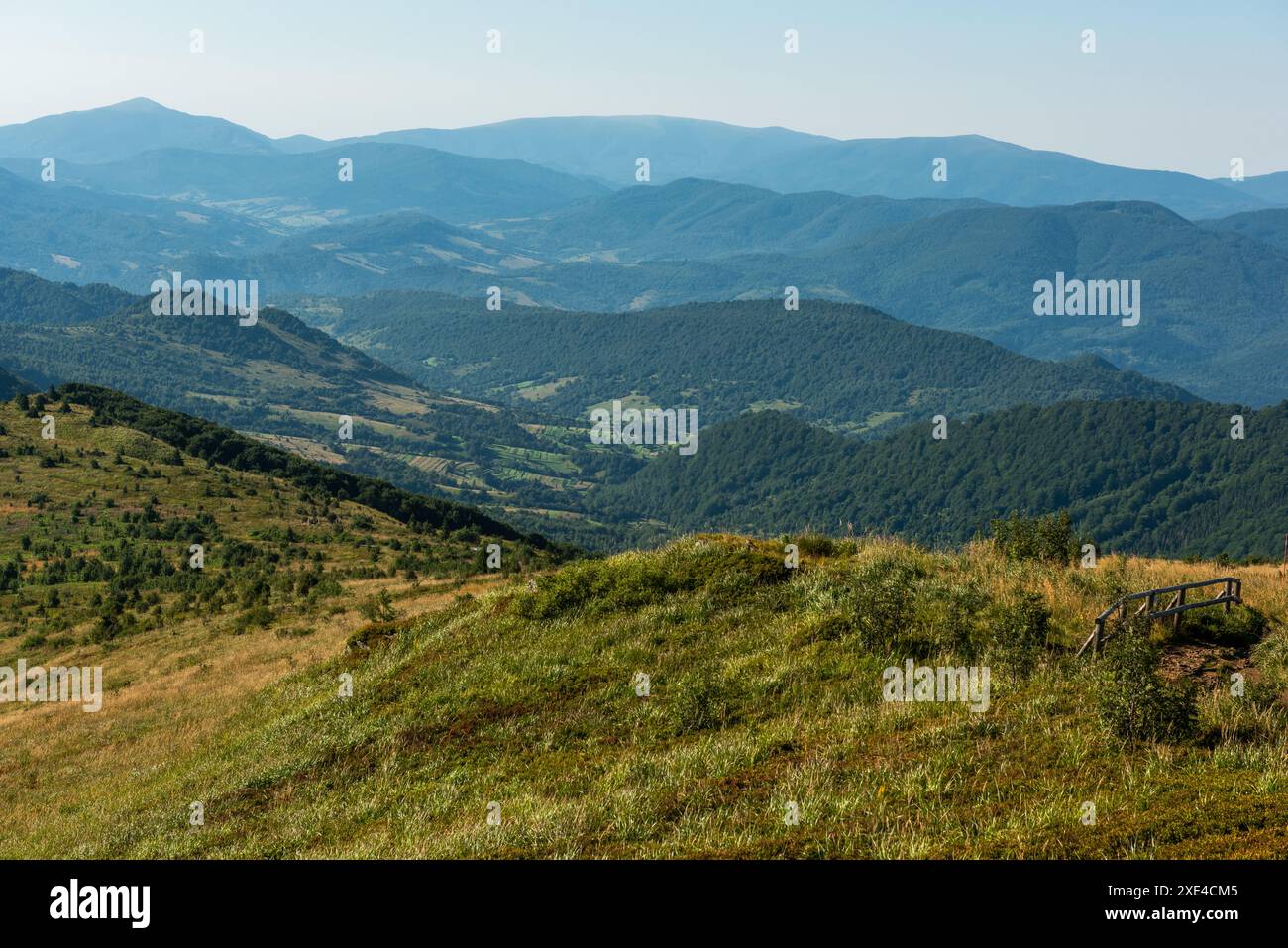 Wildnis und malerische Natur und alpine Landschaft im Sommer in den Bieszczady Mountains, Karpaten, Polen. Stockfoto