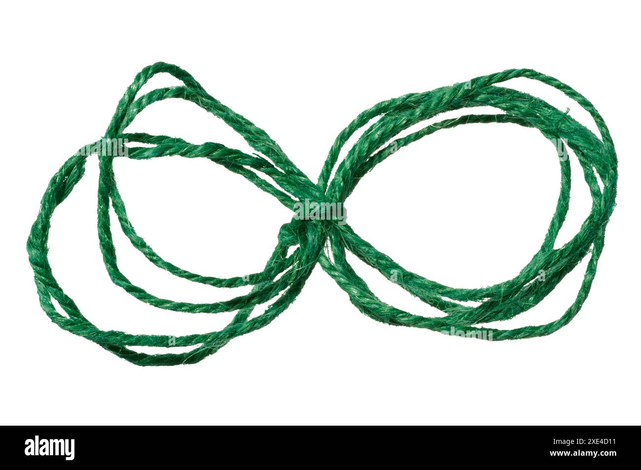 Grünes Garnseil auf weißem isoliertem Hintergrund, Draufsicht. Verpackung natürlich Stockfoto
