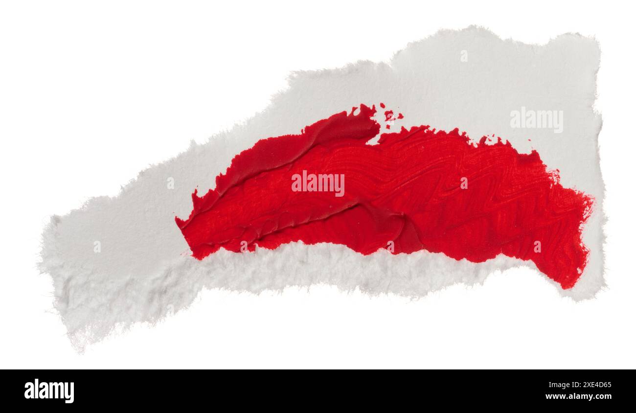 Gerissenes Stück weißes Papier mit rotem Farbmuster auf isoliertem Hintergrund Stockfoto