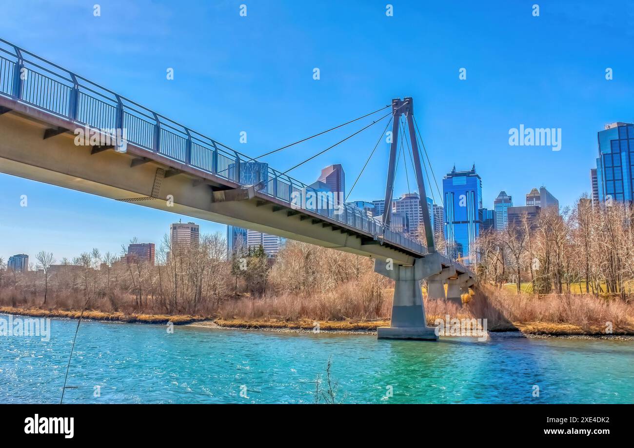 Calgary, Alberta, Kanada. Juni 2023. Die Fußgängerbrücke am Bow River und der strukturelle Pfad am Memorial Dr. by Prince's Island Stockfoto
