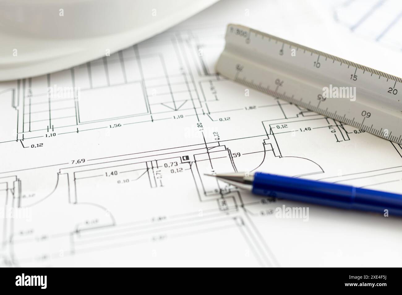 Nahaufnahme eines Architekturplans, eines mechanischen Bleistifts und eines technischen Lineals. Selektiver Fokus Stockfoto Nahaufnahme eines Architekturplans, eines mechanischen Bleistifts und eines technischen Lineals. Selektiver Fokus Stockfoto
