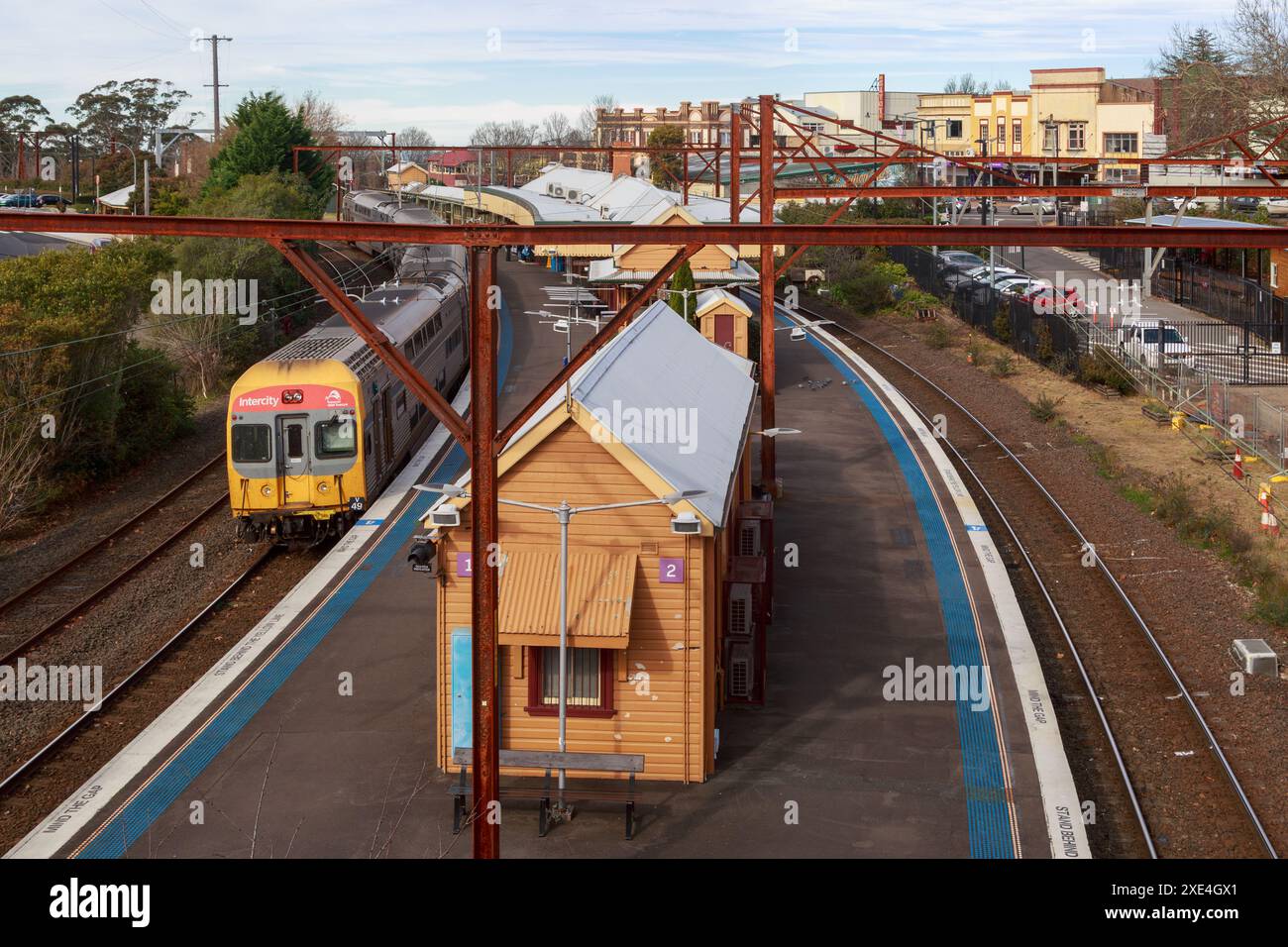 Ein Intercity-Zug am Bahnhof in Katoomba, einer Stadt in New South Wales, Australien Stockfoto