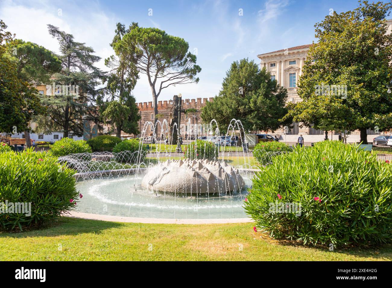 Verona, Italien - Juni 2022: Alpenbrunnen im Garten Piazza Bra. Stockfoto