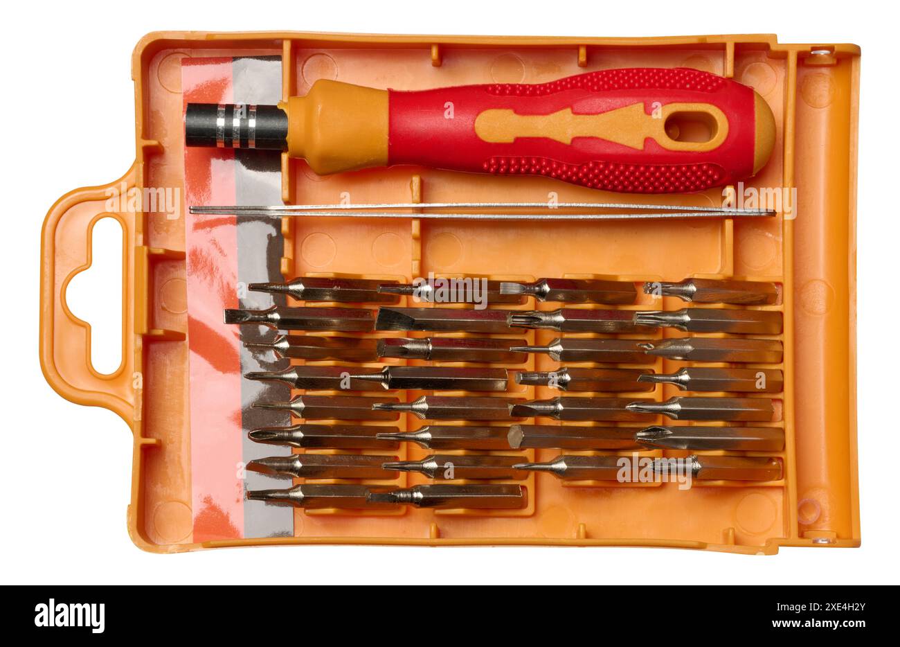 Kunststoffbox mit Schraubendreher und verschiedenen Bits für Schrauben auf isoliertem Hintergrund Stockfoto