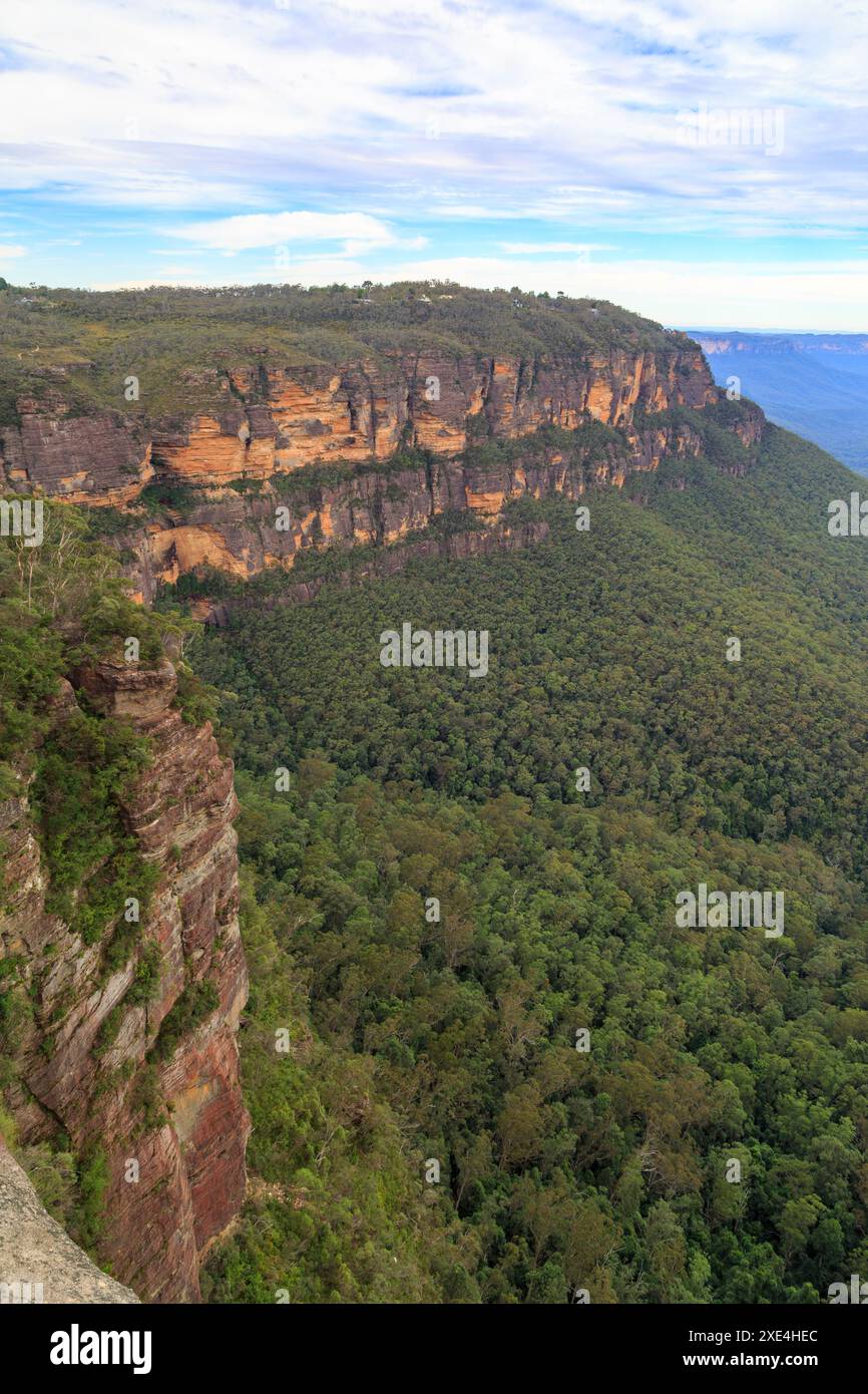 Sublime Point in den Blue Mountains von New South Wales, Australien. Die Sandsteinklippen des Punktes ragen über dichten Eukalyptuswald Stockfoto