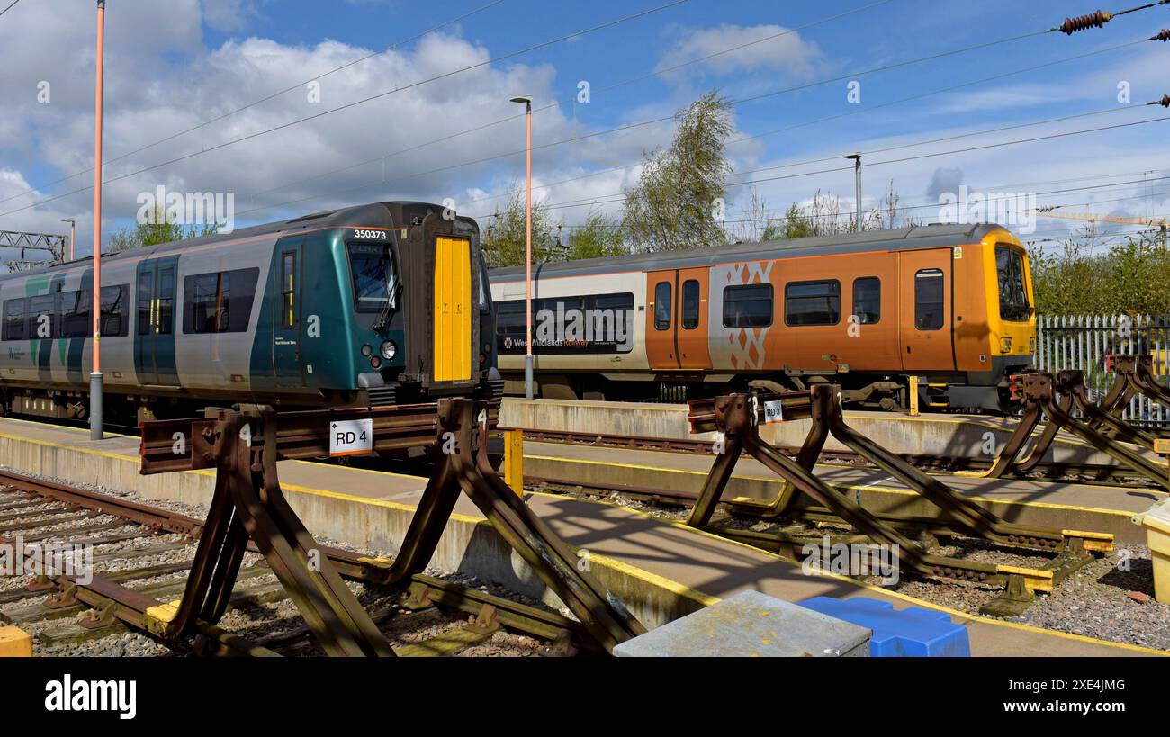 LNWR Class 350 Siemens Desiro Electric Train und West Midlands Railway Class 323 EMU Train im Soho Depot, Birmingham, April 2024 Stockfoto