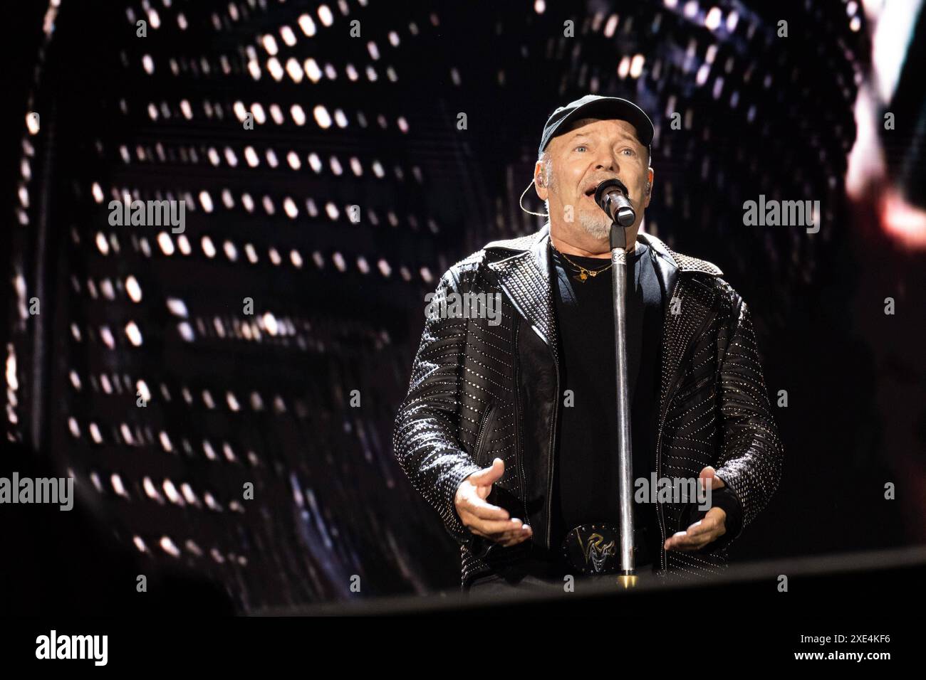 Italienischer Sänger Musikkonzert - Vasco Rossi - Live Vasco Rossi Bari Stadio San Nicola Italien Copyright: XIolandaxPompilio/TSCKx/xLiveMediax LPM 1419244 Stockfoto