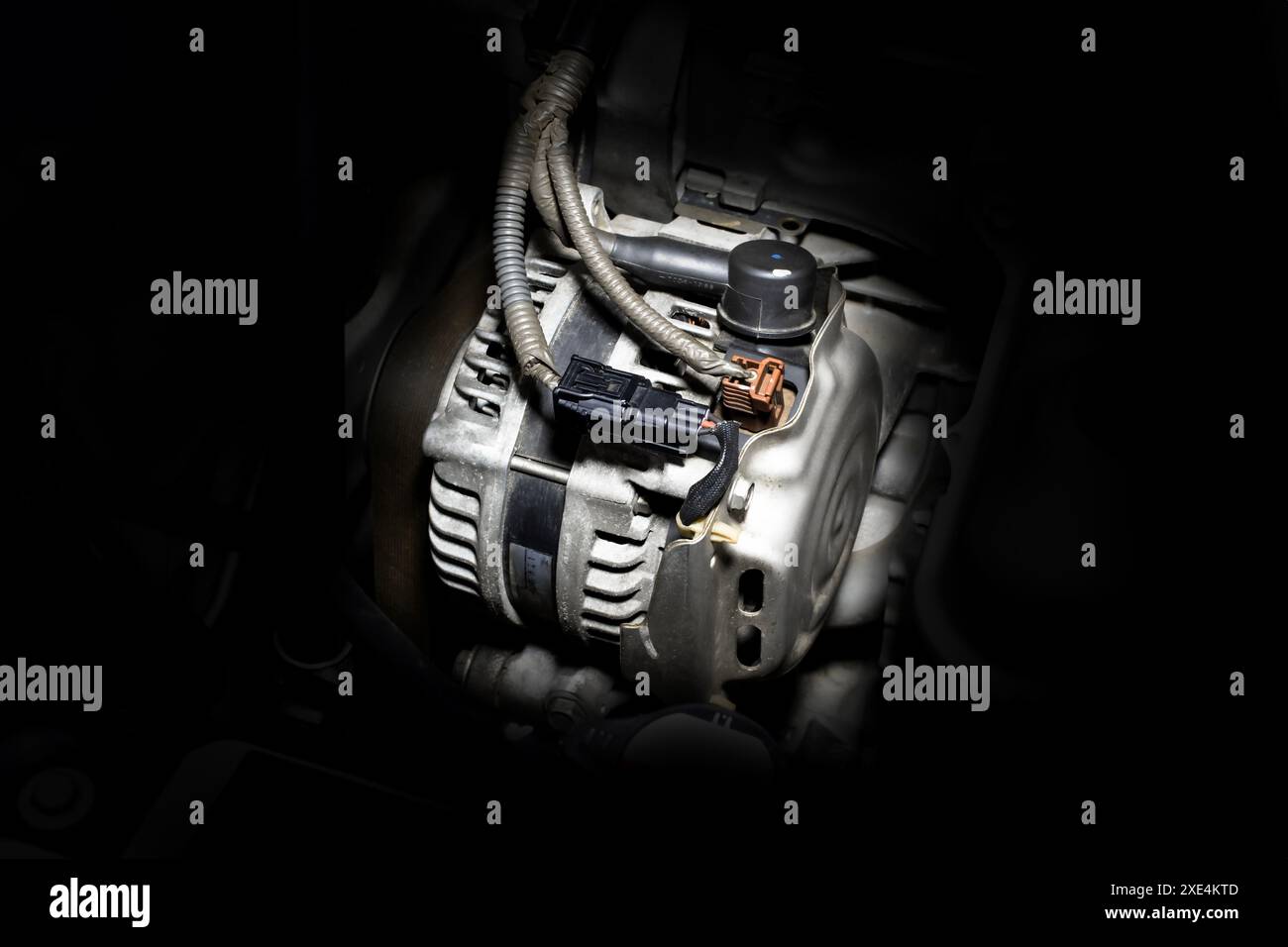 Generator oder Lichtmaschine für die Stromerzeugung des Autos , Konzept für Autoteile Stockfoto