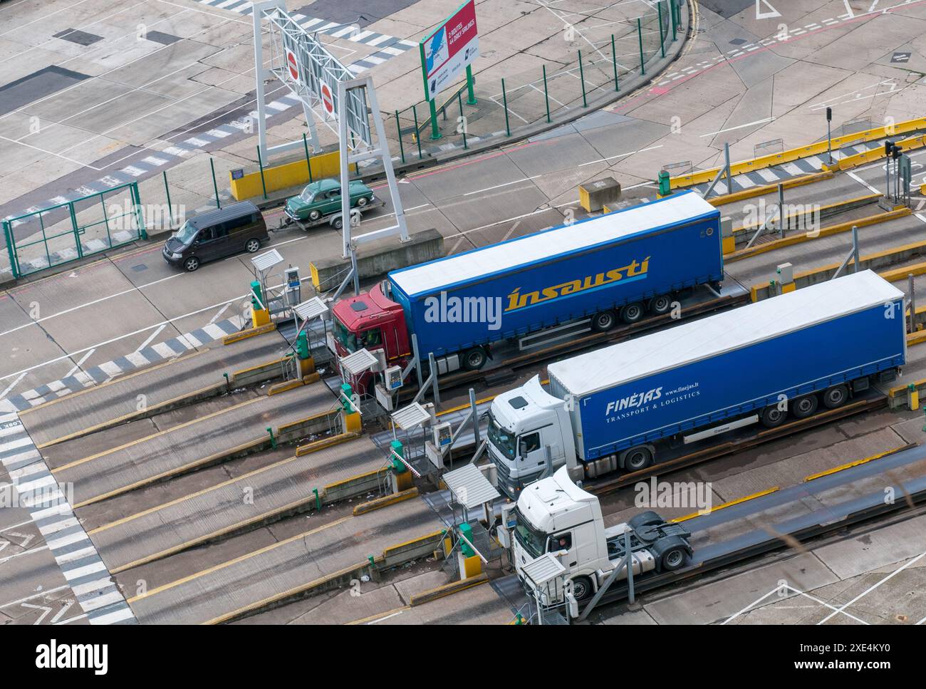 LKWs auf Dover docken vor dem Zoll an, um Waren nach Frankreich zu transportieren. Stockfoto