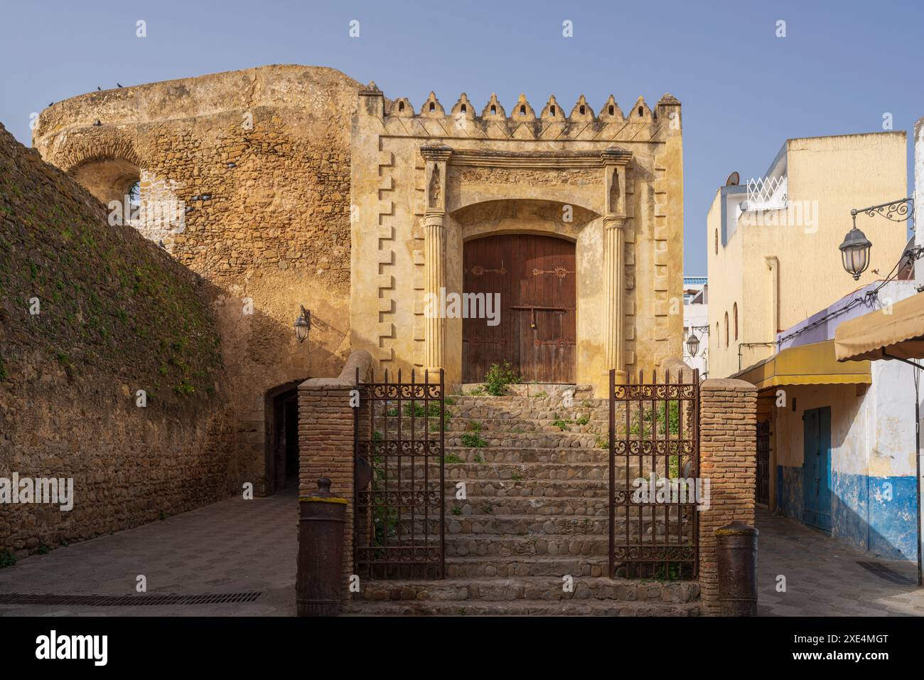 Zugang zu den Mauern Bab R'mel neben Bab Souk Stockfoto