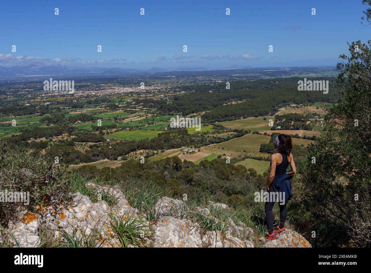 Eine Frau genießt die Aussicht von der Sierra de Galdent Stockfoto