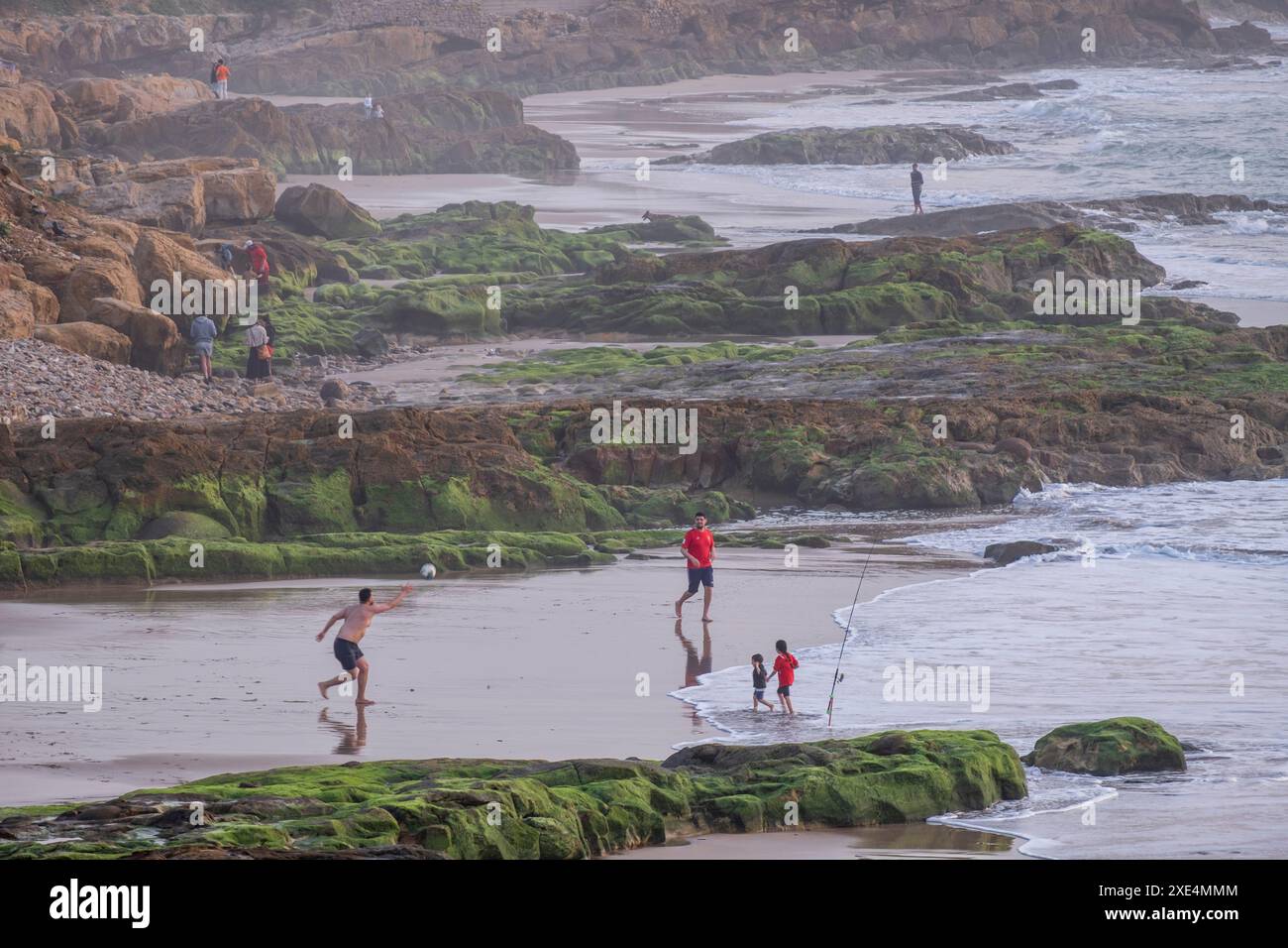 Spiele am Strand während der Flut Stockfoto