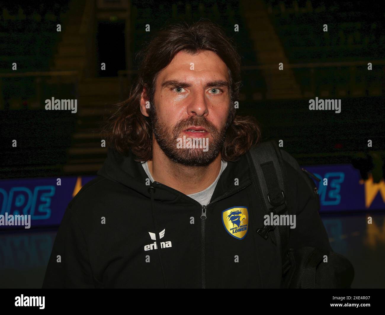 Cheftrainer Sebastian Hinze (RNL) Handball-Bundesliga-Saison 2023-24 beim SC Magdeburg am 16/2023 Stockfoto