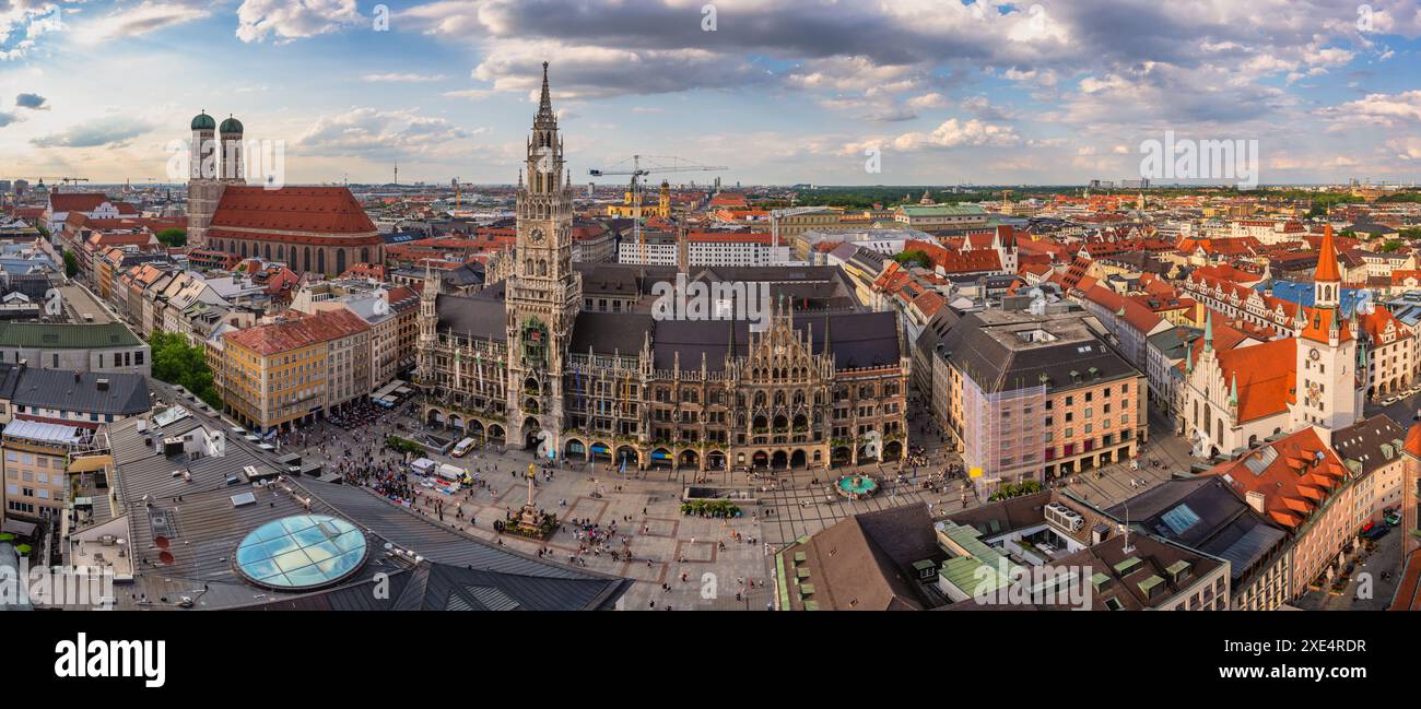 München (München) Deutschland, Blick auf die Skyline am Marienplatz des neuen Rathauses Stockfoto