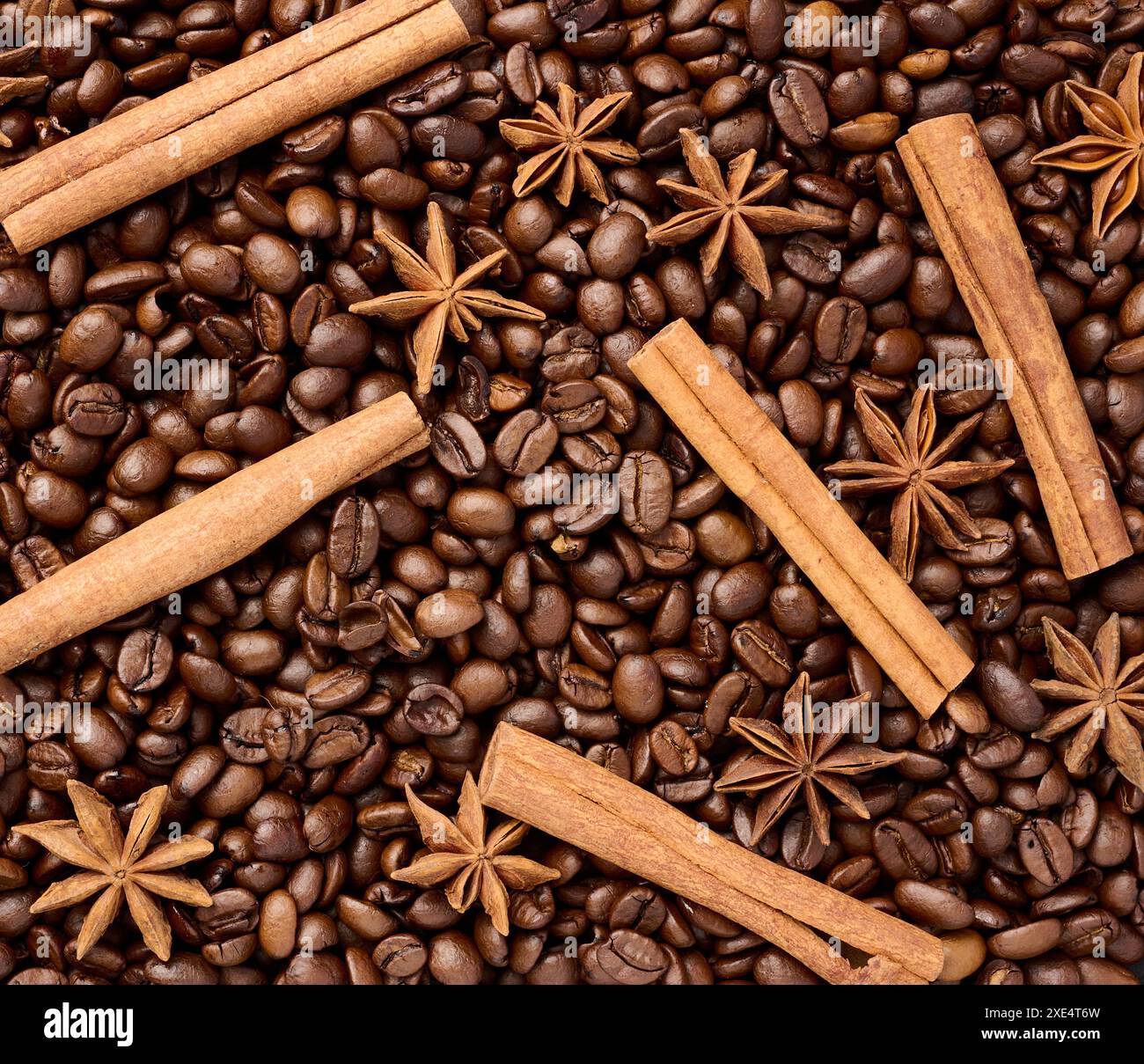Geröstete Kaffeebohnen, Zimtstangen und Sternanis, Vollformat Stockfoto