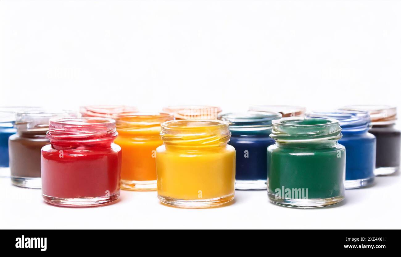 Mehrfarbige Farben in kleinen Glasgläsern. Stockfoto