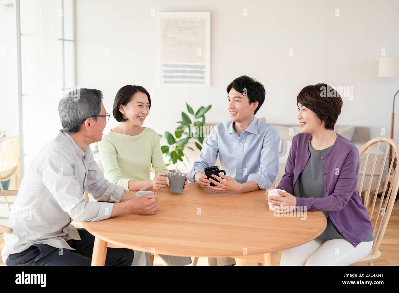 Familie von zwei Generationen, die sich im Wohnzimmer entspannen Stockfoto