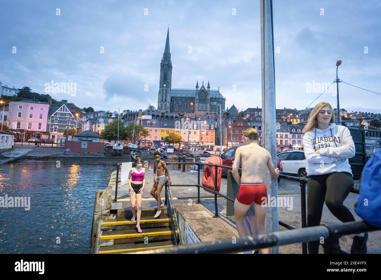 Kinder, die ins Meer springen Stockfoto