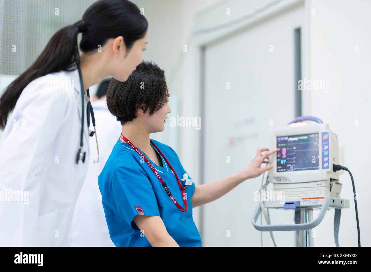 Krankenschwester, die ein EKG aufnimmt Stockfoto