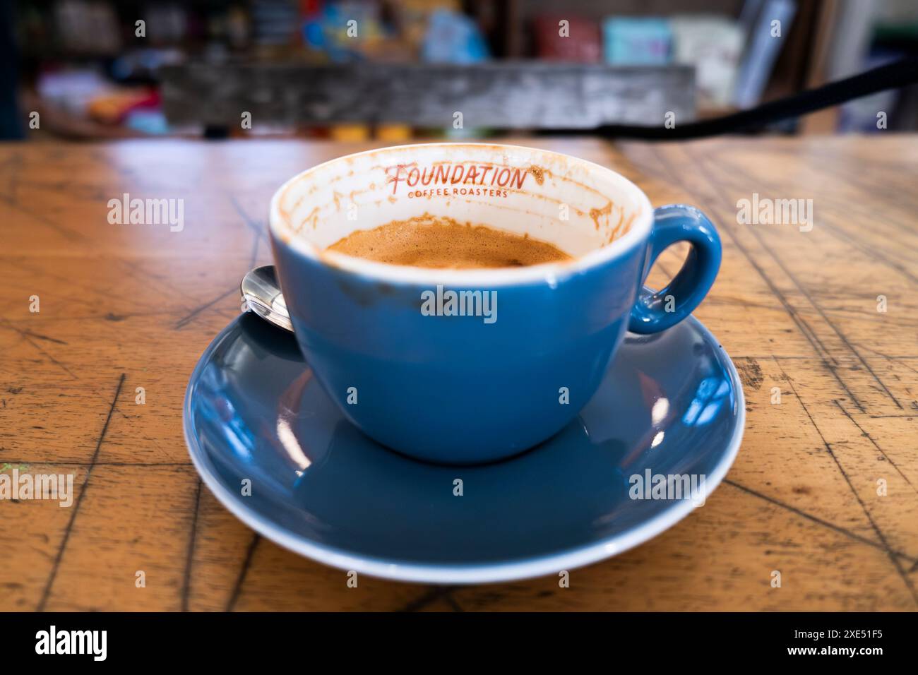 Nahaufnahme einer teilweise verbrauchten Tasse Kaffee der Foundation Coffee Roasters in einem Coffee Shop in Newquay in Cornwall, Großbritannien. Stockfoto