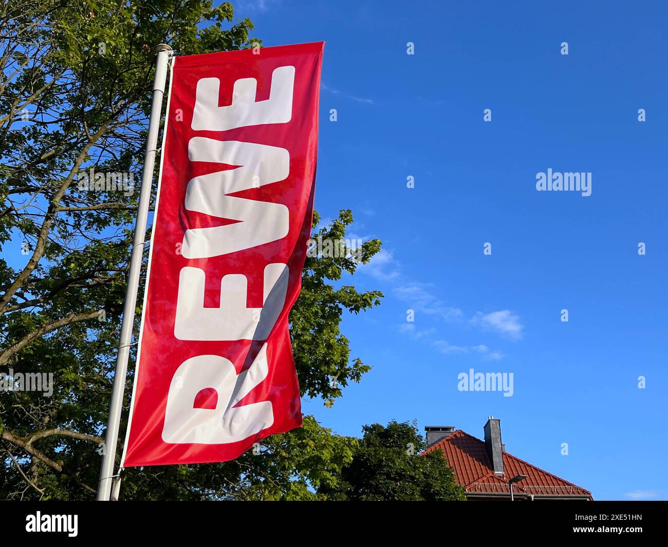 Fahne REWE Nahaufnahme *** Flag REWE Nahaufnahme Copyright: Xmix1pressx Stockfoto