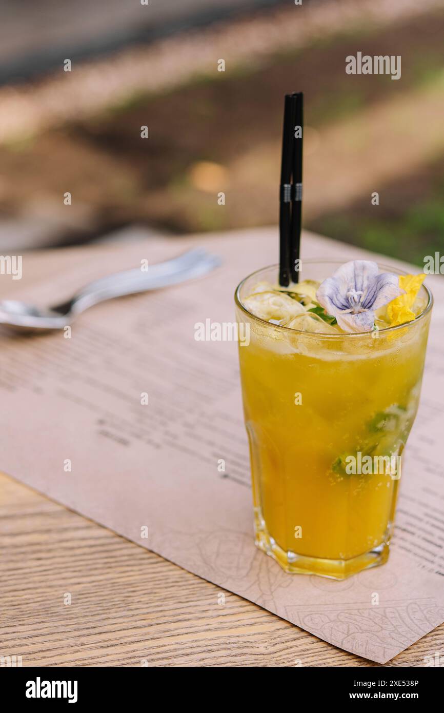 Im Sommer gekühlte Getränke mit frischem Saft auf der Terrassenbar Stockfoto