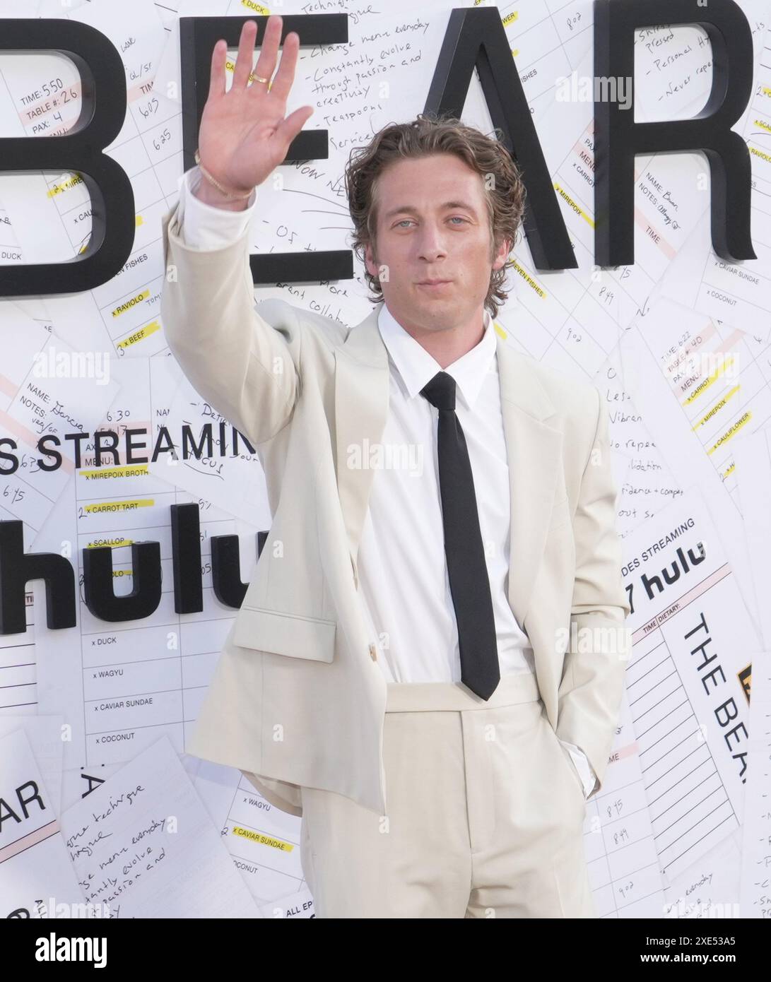 Los Angeles, USA. Juni 2024. Jeremy Allen White kommt bei der Premiere der FX's THE BEAR Staffel 3 in Los Angeles, die am Dienstag im El Capitan Theatre in Hollywood, KALIFORNIEN stattfindet. Juni 2024. (Foto: Sthanlee B. Mirador/SIPA USA) Credit: SIPA USA/Alamy Live News Stockfoto