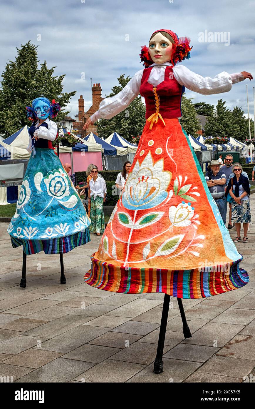 Polnische Marionetten auf Stelzen in traditioneller Volkskleidung im RSC-Theater Stratford upon Avon, England, Großbritannien Stockfoto