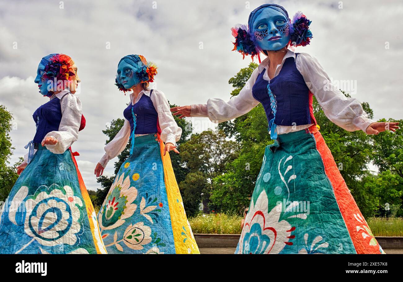 Polnische Marionetten auf Stelzen in traditioneller Volkskleidung im RSC-Theater Stratford upon Avon, England, Großbritannien Stockfoto