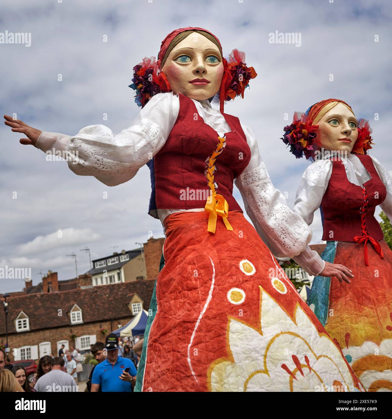 Polnische Marionetten auf Stelzen in traditioneller Volkskleidung im RSC-Theater Stratford upon Avon, England, Großbritannien Stockfoto