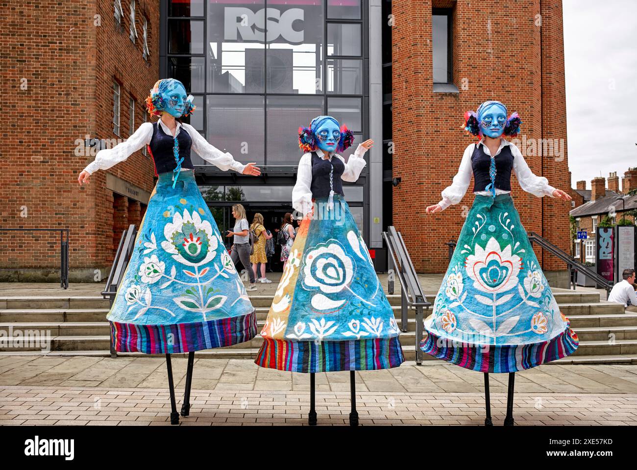 Polnische Marionetten auf Stelzen in traditioneller Volkskleidung im RSC-Theater Stratford upon Avon, England, Großbritannien Stockfoto