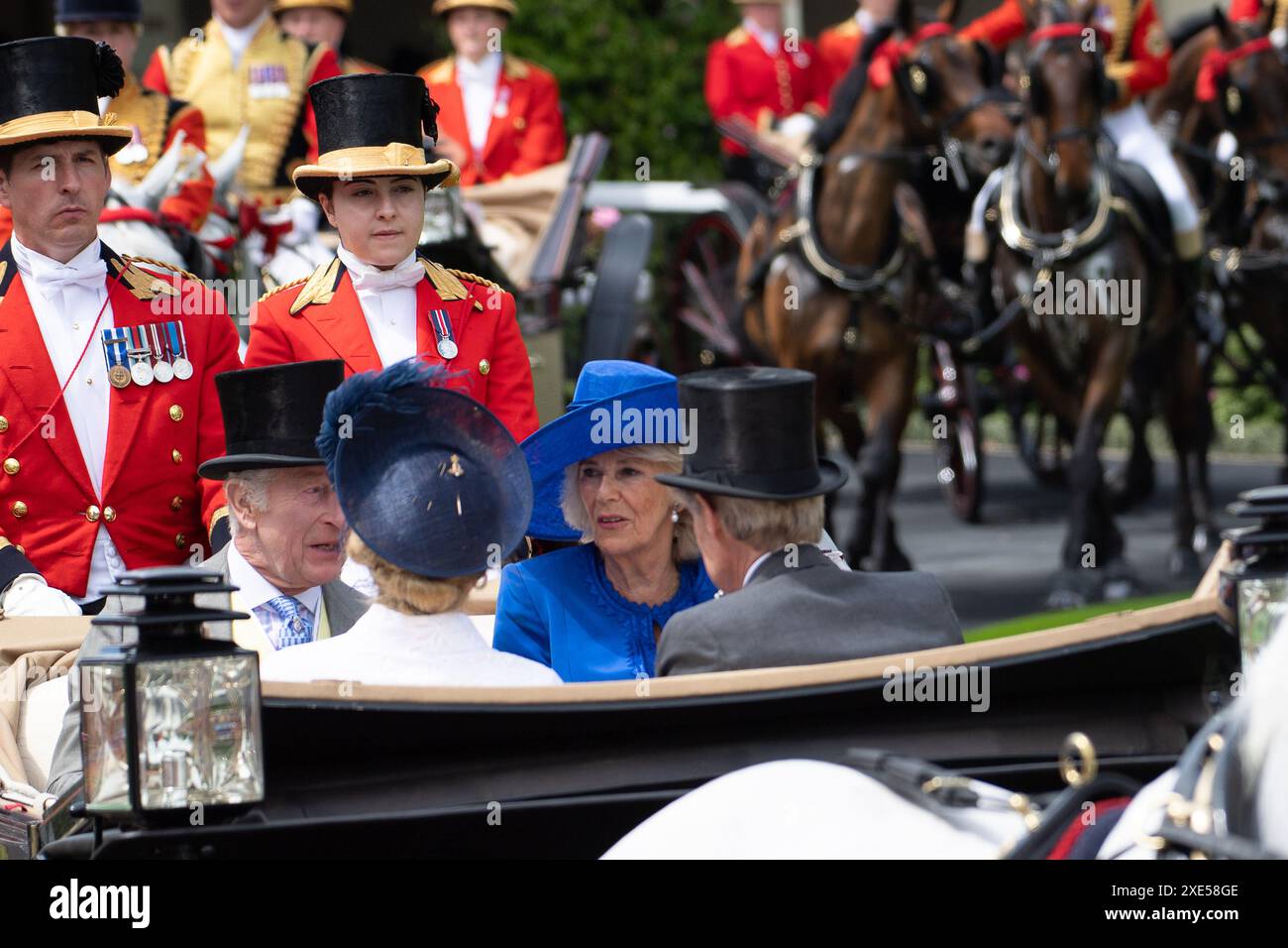 Ascot, Großbritannien. Juni 2024. Der König und die Königin Camilla kommen am ersten Tag von Royal Ascot in der königlichen Prozession an der Ascot Racecourse an. Kredit: Maureen McLean/Alamy Stockfoto