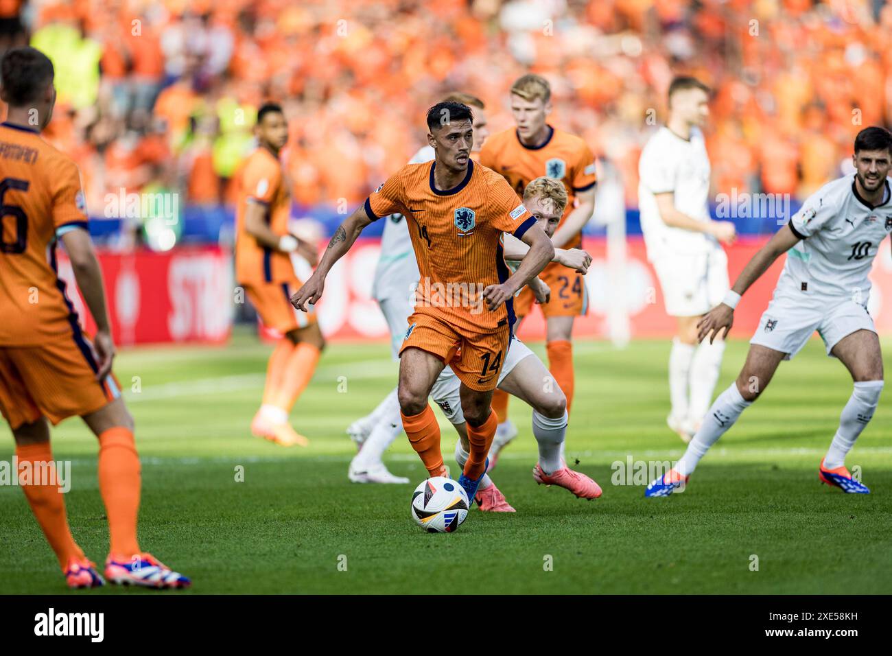 Berlin, Deutschland. Juni 2024. Tijjjani Reijnders (14) aus den Niederlanden beim Spiel der UEFA Euro 2024 in der Gruppe D zwischen den Niederlanden und Österreich im Olympiastadion in Berlin. Quelle: Gonzales Photo/Alamy Live News Stockfoto