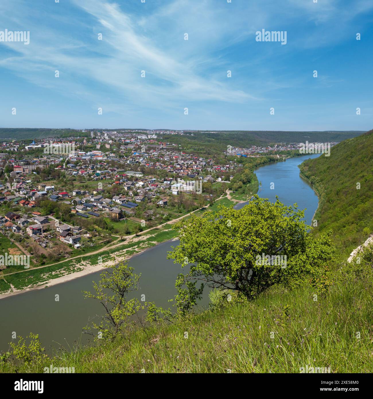 Fantastischer Blick auf den Frühling auf den Dnister River Canyon. Blick auf Zalishchyky Stadt, Ternopil Region, Ukraine. Stockfoto