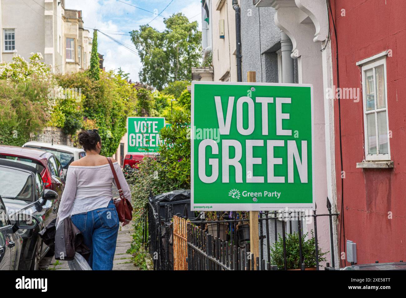 Ein Wahlplakat der Grünen Partei in Montpelier, Bristols Künstlerviertel, liegt direkt hinter Stokes Croft in Bristol, England, Großbritannien Stockfoto
