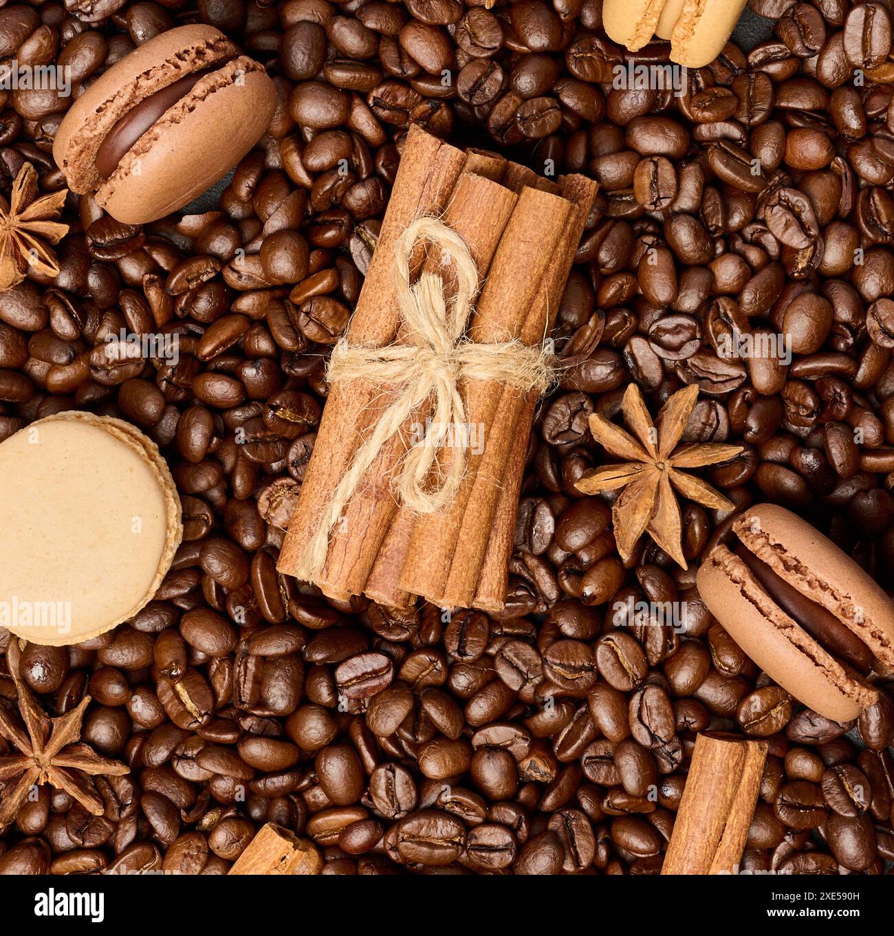 Geröstete Kaffeebohnen, Zimtstangen und Sternanis Stockfoto