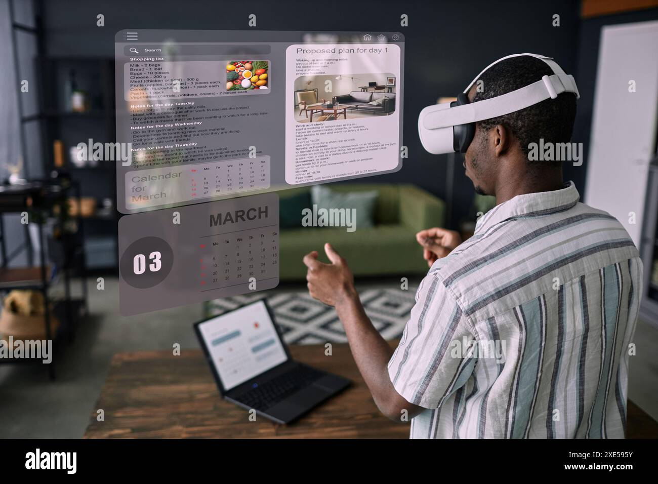 Junger schwarzer Mann mit VR-Headset, der im Wohnzimmer mit Zeitmanagement-Apps steht Stockfoto