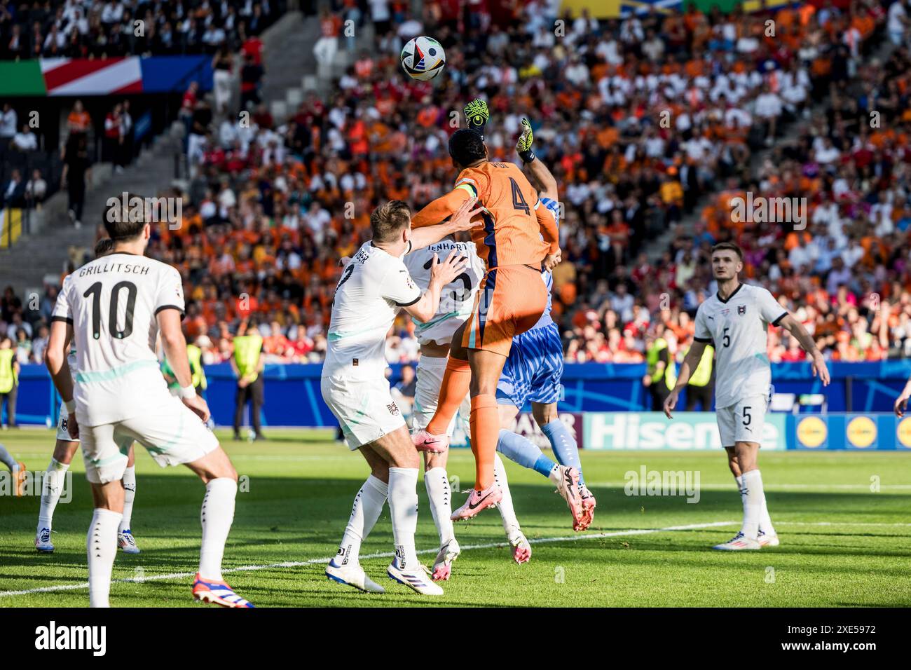 Berlin, Deutschland. Juni 2024. Virgil van Dijk (4) aus den Niederlanden und Torhüter Patrick Pentz (13) aus Österreich waren während des Spiels der UEFA Euro 2024 in der Gruppe D zwischen den Niederlanden und Österreich im Olympiastadion in Berlin zu sehen. Quelle: Gonzales Photo/Alamy Live News Stockfoto