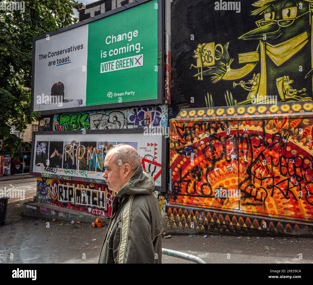 Green Party Plakatwand in Stokes croft, dem angesagten und alternativen Vorort von Bristol, England, Großbritannien Stockfoto