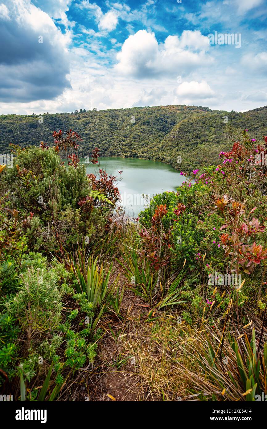 Der Guatavita-See (Laguna Guatavita) liegt in den kolumbianischen Anden. Département Cundinamarca von Kolumbien Stockfoto