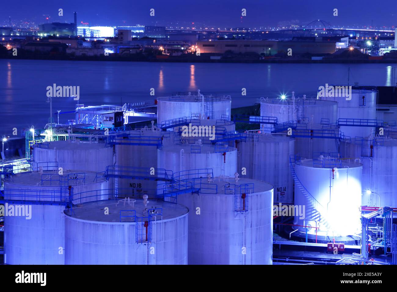 Nächtliche Sicht auf Öltanks Stockfoto