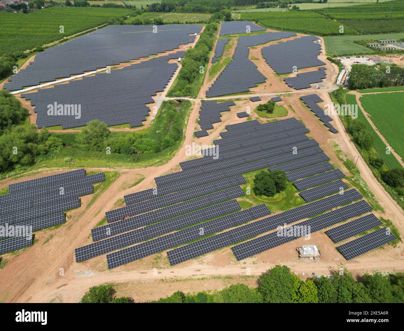 Luftaufnahme des Larport Solar Energy Farm in der Nähe von Dormington im ländlichen Herefordshire UK gebaut von Ethical Power und Conrad Energy, aufgenommen im Juni 2024 Stockfoto