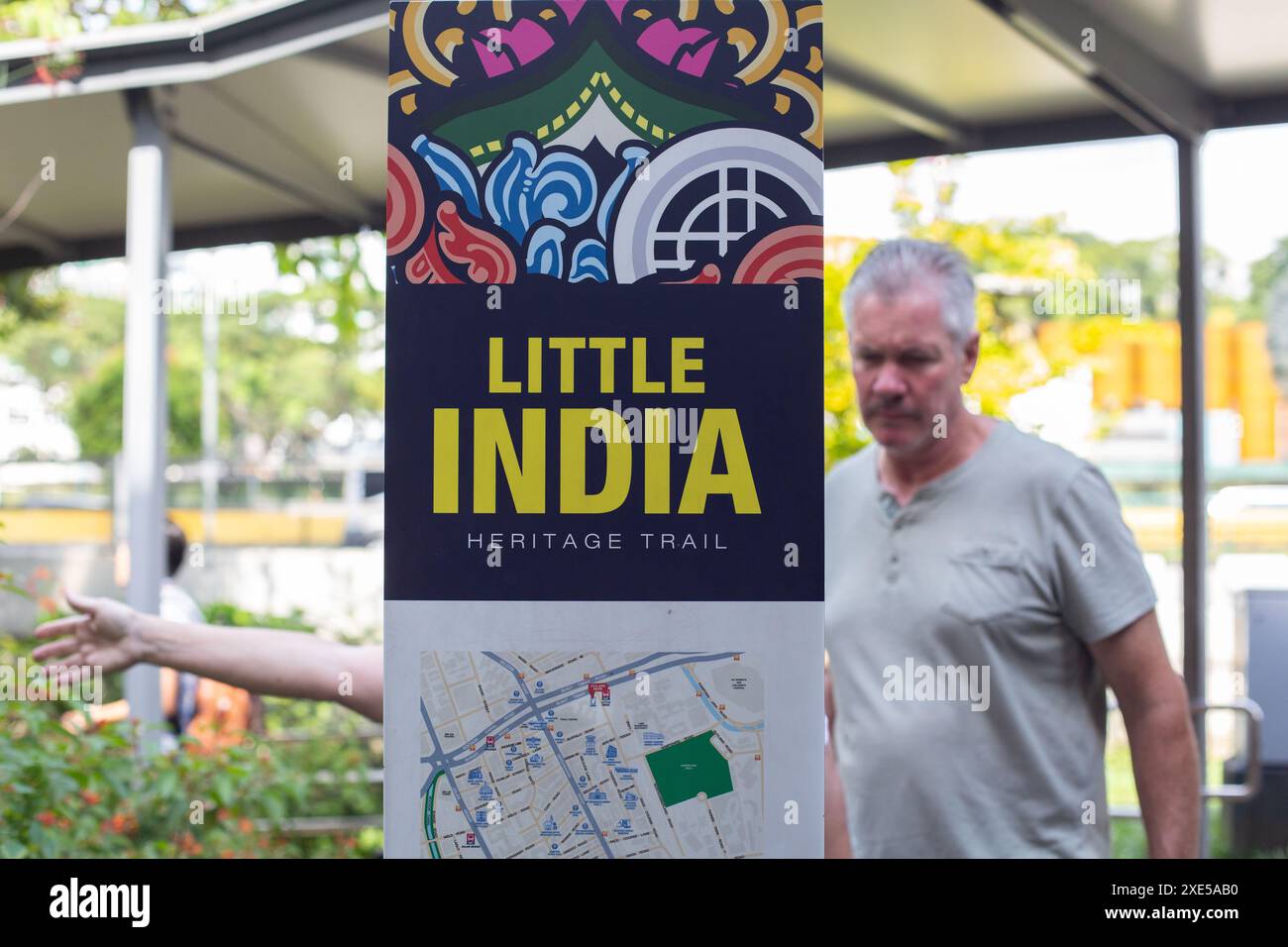 Ausländische Touristen schauen sich die Informationsschilder zum Little India Heritage Trail an, um ihre Navigationsroute zu planen. Singapur Stockfoto